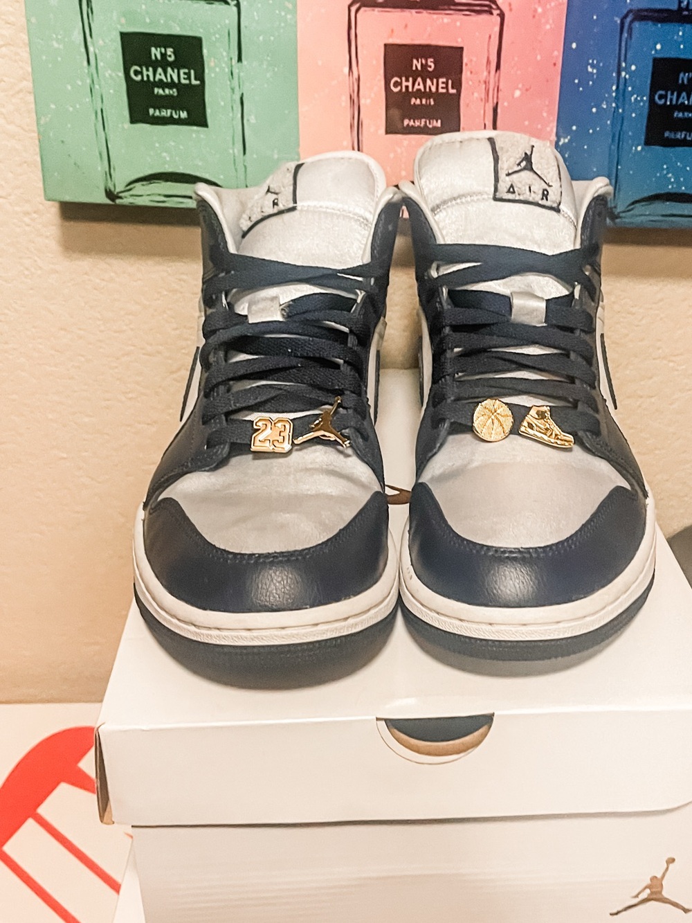 Jordan WMNS Air Jordan 1 Mid SE - Football Grey / Midnight Navy